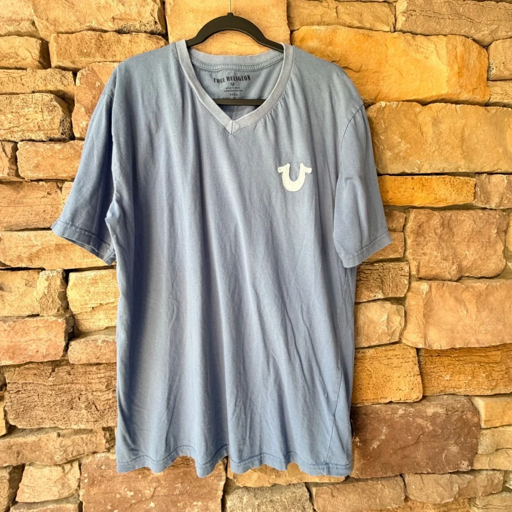 True Religion Mens XL V-Neck T-Shirt Blue Graphic Back Horseshoe Logo Patch